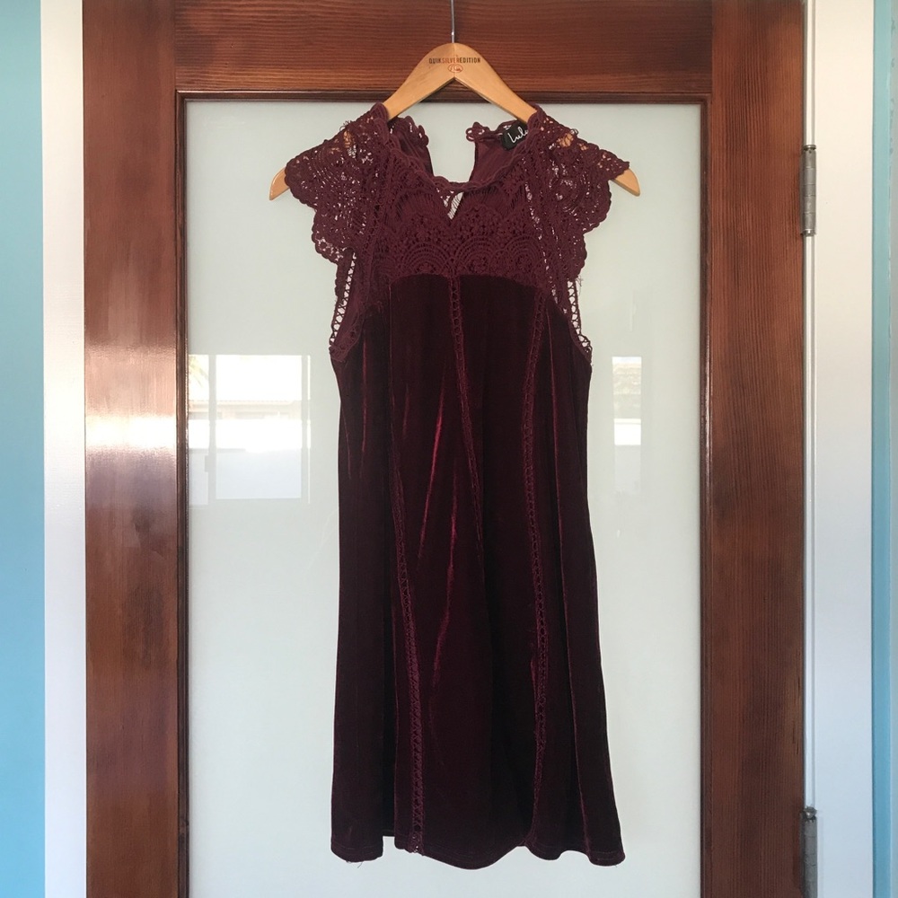 Burgundy chroceted lace velvet shift dress - Picture 3 of 4